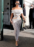 Click image for larger version. 

Name:	Kim Kardashians Vatican Dress Sends a Message.jpg 
Views:	61 
Size:	310.1 KB 
ID:	15968