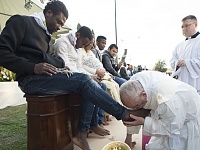 Click image for larger version. 

Name:	pope-francis-kisses-the-foot-of-a-man-during-the-foot-washing-ritual-at-the-castelnuovo-di-porto.jpg 
Views:	38 
Size:	48.3 KB 
ID:	26270
