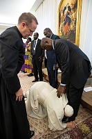 Click image for larger version. 

Name:	Pope_Francis_kisses_Feet_Sudan_Leaders_t580.jpg 
Views:	65 
Size:	159.6 KB 
ID:	9895