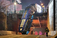 Click image for larger version. 

Name:	dangling-bus-crash-2.jpg 
Views:	32 
Size:	326.2 KB 
ID:	13689