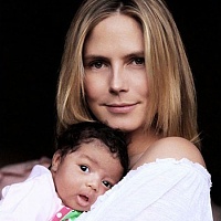 Click image for larger version. 

Name:	Heidi-Klum-with-Baby.jpg 
Views:	18 
Size:	34.0 KB 
ID:	19539