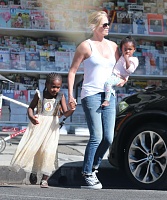 Click image for larger version. 

Name:	charlize-theron-takes-her-kids-out-for-ice-cream.jpg 
Views:	99 
Size:	96.9 KB 
ID:	1263